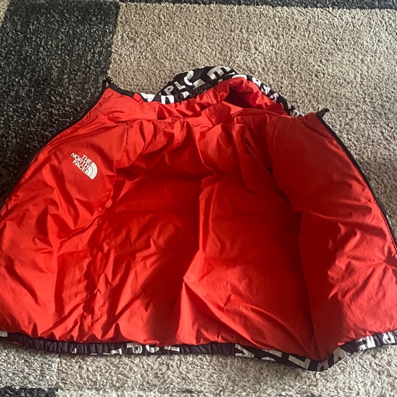 The North Face Black and Red Puffer Jacket with Sporty Style - Picture 3 of 4